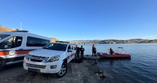 Tunceli'de feribottan atladığı iddia edilen kişinin bulunması için çalışma başlatıldı