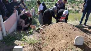 7 ay yoğun bakımda kaldıktan sonra hayatını kaybetmişti: Ziyaretine gideceği anneannesinin yanına defnedildi