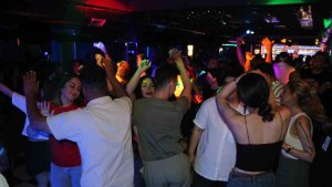 İranlı turistler Van'da gönüllerince eğleniyor