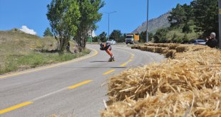 Dünya Kaykay İniş Şampiyonası öncesinde sporcular, Ergan Dağı'da test sürüşü yaptı