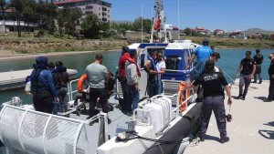 Özel öğrenciler polis botuyla Van Gölü'nü gezdi