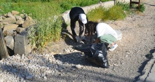 Hakkari'de gönüllüler çevre temizliğine dikkati çekmek için çöp topladı