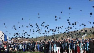 Bitlis Eren Üniversitesinde mezuniyet coşkusu