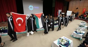 Kars'ta üniversite öğrencileri mezuniyet törenine Filistin'i destekleyen pankartlarla geldi