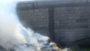 Iğdır'da yüzlerce saman balyası küle döndü