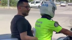 Üniversite sınavına geç kalanların yardımına polisler yetişti