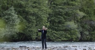 Doğa tutkunu akademisyenden Munzur Çayı ortasında keman resitali