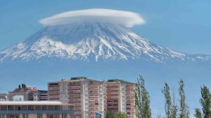 Ağrı Dağı zirvesini mercek bulutu süsledi