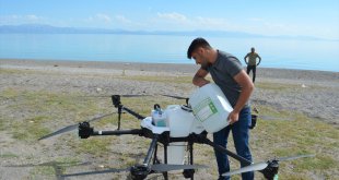Adilcevaz'da haşere ve sineklere karşı dronla ilaçlama çalışması yapıldı