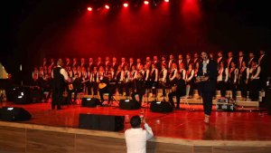 Erzincan'da farklı meslek gruplarından insanların bir araya geldiği "Kardeşlik Korosu" ilk konserini verdi