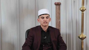 Hafız öğrenci gün boyu camide Kur'an-ı Kerim okuyarak hatim indirdi
