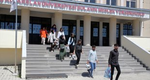 Muş'ta üniversite öğrencilerinden oluşan "bakım ve eğlence timi" işbaşında