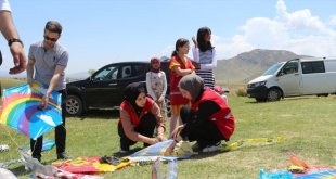 Doğubayazıt'ta öğrenciler Kızılay öncülüğünde düzenlenen uçurtma şenliğinde buluştu