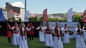 Kars'ta halk oyunları rüzgarı esti