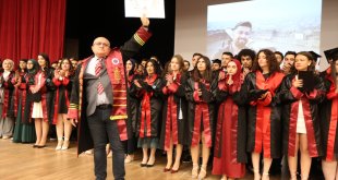 Depremde hayatını kaybeden üniversite öğrencisinin diplomasını sınıf arkadaşları aldı