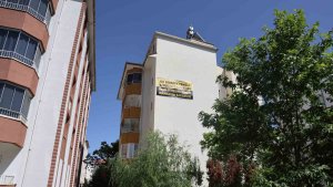 Su alan binada tadilat yapılmayınca pankartla tepki gösterdi