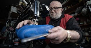 Patenci dede mahalledeki çocuklara ücretsiz ders veriyor