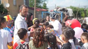 Köy çocukları müzik eşliğinde geleneksel oyunlar oynadı