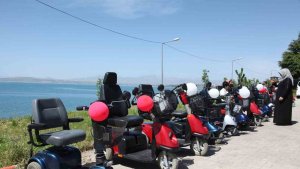 Ahlat'ta bayram öncesi 15 engelliye akülü araç hediye edildi