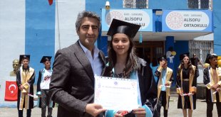 Sarıkamış'ın Alisofu köyünde başarılı öğrenciler ödüllendirildi