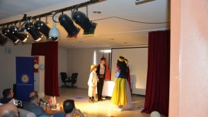 Muradiyeli öğrencilerden İngilizce tiyatro gösterisi