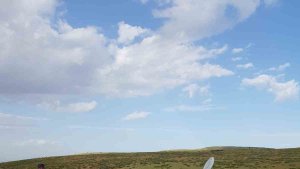 Muş'ta seyir halindeki araç yanarak kullanılamaz hale geldi