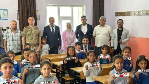 Kaymakam Bulut öğrencilere karnelerini dağıttı