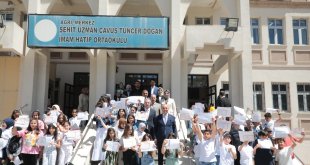 Ağrı'da öğrenciler karnelerini Vali Koç'tan aldı