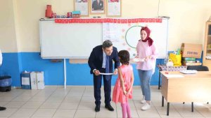 Kaymakam Özçelik, öğrencilerin karne heyecanına ortak oldu