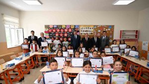 Vali Çiftçi öğrencilere karne dağıttı, velilere mesaj verdi