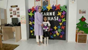 Depremde ailesini kaybeden minik Naz'ın ilk karne heyecanı