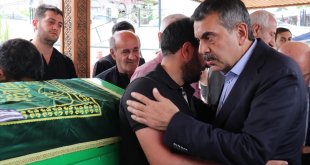 Bakan Tekin Erzurum'da vefat eden emekli öğretmenin cenaze törenine katıldı