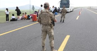 Kars'ta yolcu otobüsünde çıkan yangın söndürüldü