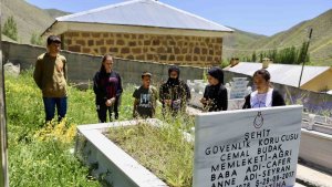 Şehit babanın "Babalar Günü" çocukları tarafından mezarı başında kutlandı