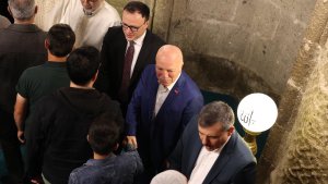 Erzurum'da protokol bayram namazı sonrası Ulu Camii'de vatandaşlarla bayramlaştı