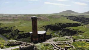 Kars'ta toprak altındaki tarih gün yüzüne çıkarılıyor
