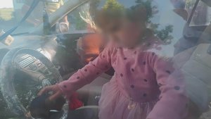 Arabada mahsur kalan çocuk dakikalar süren uğraşın sonunda kurtarıldı