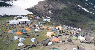 Bir yanı kar bir yanı bahar Ağrı Dağı havanın ısınmasıyla doğa tutkunlarını ağırlıyor