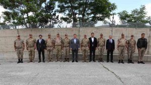 Validen görev başındaki personele bayram ziyareti