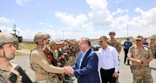 Kars Valisi Ziya Polat, Çemçe-Madur'daki üs bölgesinde askerlerle bayramlaştı