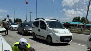 Polis ekibi vatandaşın yardımına koştu