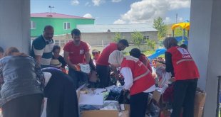 Türk Kızılay Ağrı Dağı'nın eteklerindeki köylerde ihtiyaç sahiplerine kıyafet dağıtıyor
