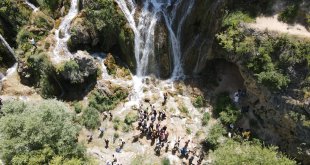 Erzincan'da sıcaktan bunalanlar Girlevik Şelalesi'nde doğayla iç içe serinliyor