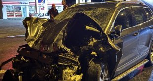 Ağrı'da otomobil ile traktör çarpıştı 7 kişi yaralandı