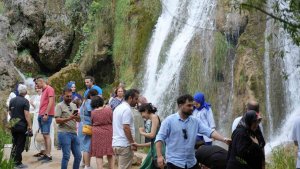 Sıcaktan bunalanlar Girlevik Şelalesi'nde serinliyor