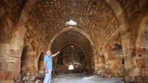 Zamana direnen 750 yıllık kervansaray restore edilmeyi bekliyor