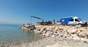 Serinlemek için girdiği Van Gölü'nde kaybolan genci arama çalışmaları sürüyor