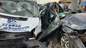 Ağrı'da otomobil ile kamyonet çarpıştı, 2'si ağır 5 kişi yaralandı