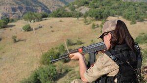 Kadın güvenlik korucusu 6 yıldır eli tetikte görev yapıyor