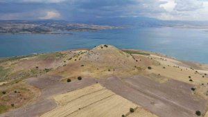 Elazığ'daki höyük manzarası ile dikkat çekiyor